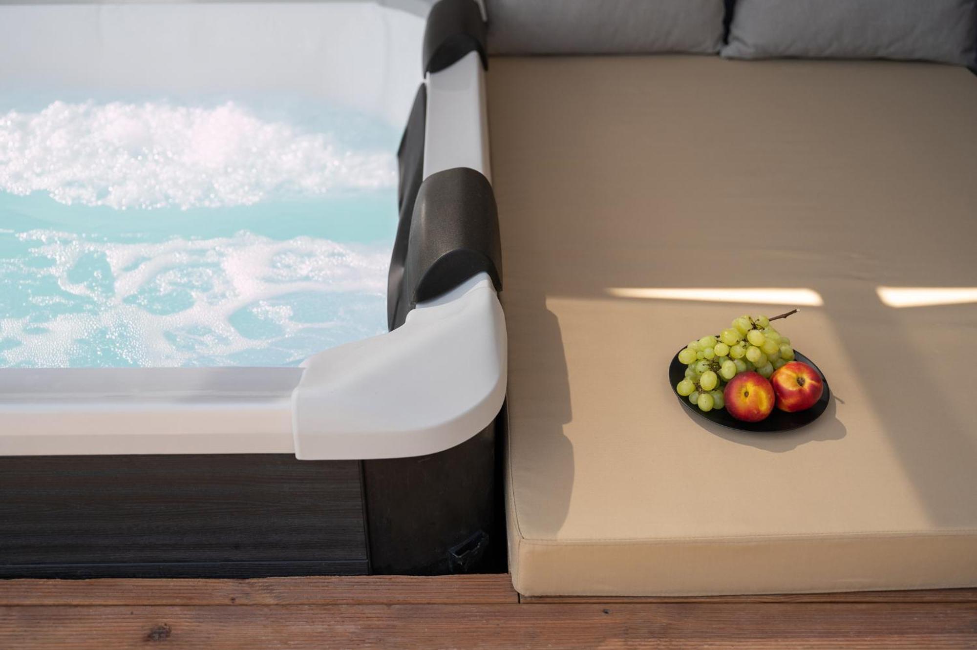 Majestic Manor With Outdoor Jacuzzi By 8Essentially Karterósz Kültér fotó